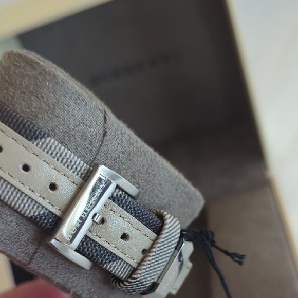 Burberry Beige Watch - Picture 6 of 10